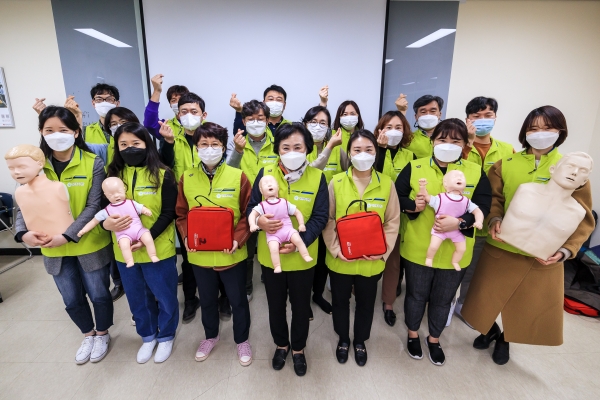 대한적십자 대전·세종·충남지사에서 대표이사 이하 전 직원이 심폐소생술 교육에 참여