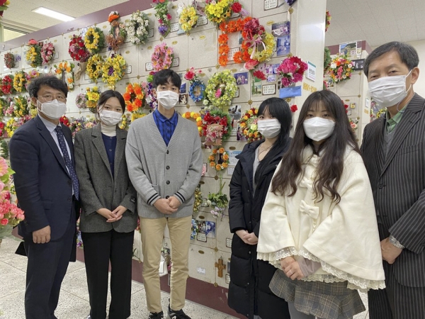 첫 번째 이영숙 장학생 4명, 대전 추모공원 이영숙 여사 봉안당 찾아