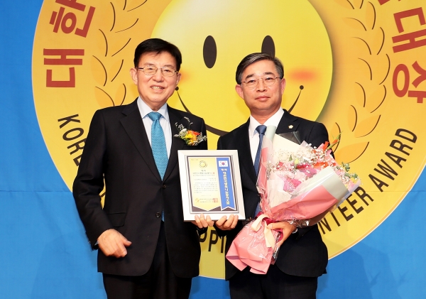 대한민국 행복나눔봉사대상을 수상한 김기두 태안군의원.(오른쪽)