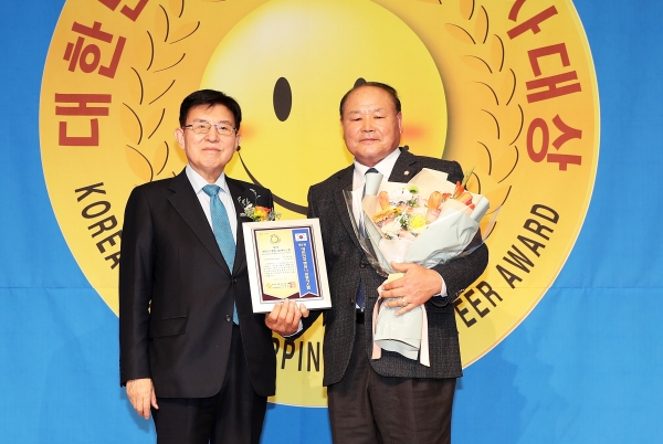 대한민국 행복나눔봉사대상을 수상한 김종욱 태안군의원.(오른쪽)