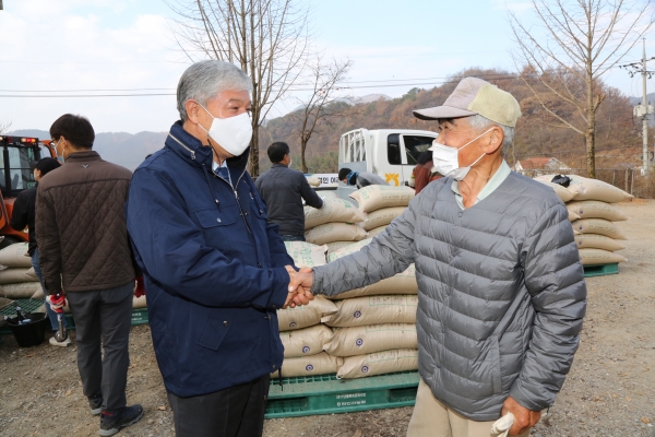 공공비축미곡 수매현장 방문한 문정우 금산군수