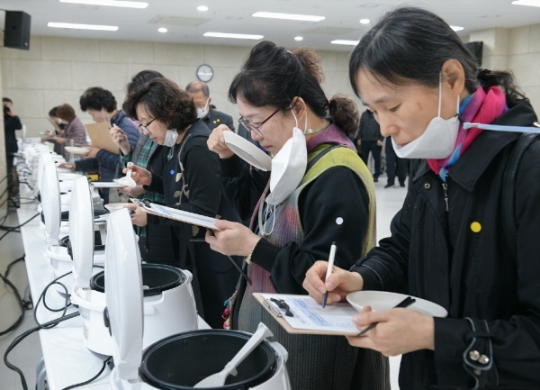 밥맛 좋은 쌀 경진대회 심사 모습.