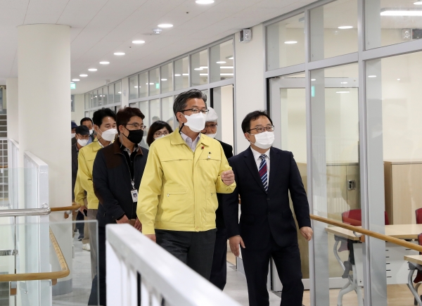 정용래 유성구청장, 유성실버복지센터 준비상황 점검