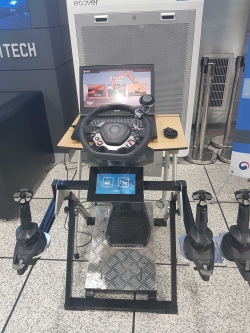 한국기술교육대학교 온라인평생교육원이 개발한 가상훈련용 보급형 중장비운전 시뮬레이터 “STEP-Sim”