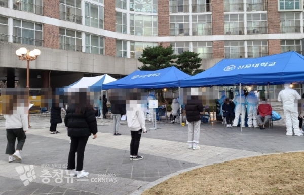 20일 아산시보건소 직원들이 전수검사를 진행하고 있다.