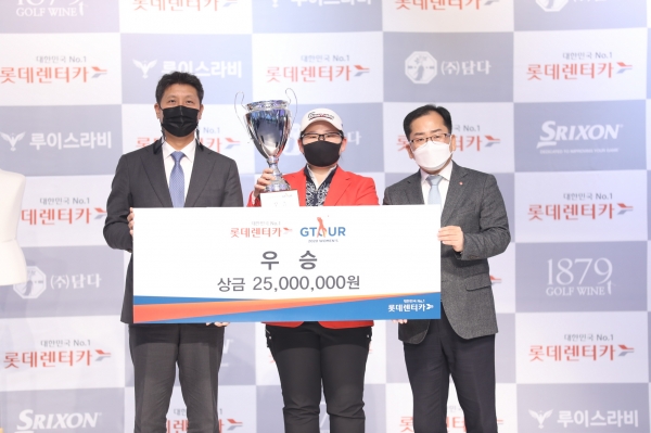 지난 21일 열린 ‘2020 롯데렌터카 GTOUR 여자대회 챔피언십' 결선 시상식에서 (왼쪽부터) 골프존 박강수 대표이사, 우승자 정선아, 롯데렌터카 김경봉 상무가 기념 촬영을 하고 있다.