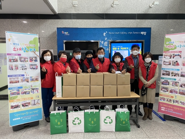 사랑의 물품 나눔 행사 참여자들이 기념사진을 찍고 있다.