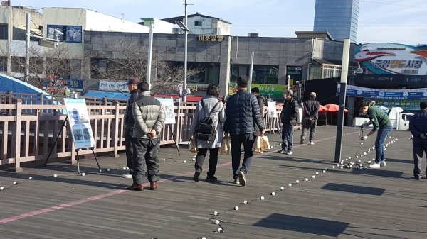 으능정이 문화의 거리 및 목척교에서 안보사진 전시회 개최 모습