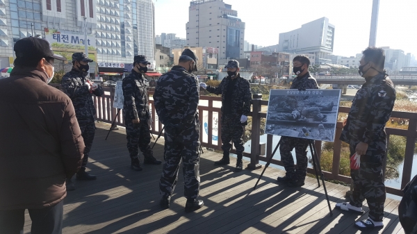 으능정이 문화의 거리 및 목척교에서 안보사진 전시회 개최