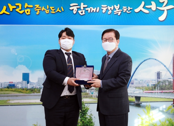 장종태 대전 서구청장은 23일 청사 갑천누리실에서 대전보건대 장례지도학과 학생들에게 감사패를 받았다.