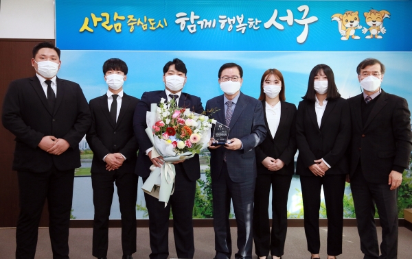 장종태 대전 서구청장은 23일 청사 갑천누리실에서 대전보건대 장례지도학과 학생들에게 감사패를 받았다.