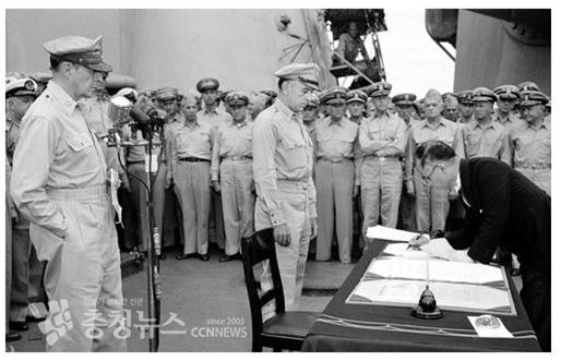 더글라스 맥아더 장군 앞에서 항복문서에 서명하는 시게미쓰 마모루(사진출처=미 육군 소장)