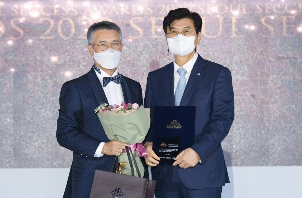 이춘희 세종시장(오른쪽)이 23일 서울석세스대상에서 광연단체장 대상을 수상했다.