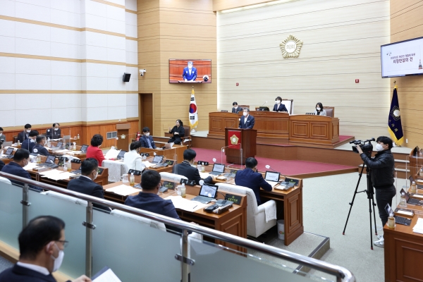 시정연설 하는 김동일 보령시장