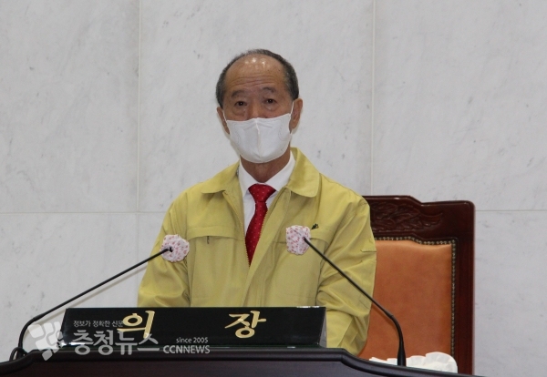 이승구 예산군의장이 25일 제266회 정례회 개회사를 하고 있다.