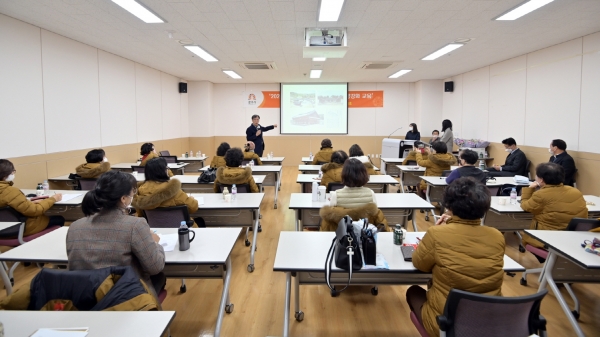 지난 24일 고마 컨벤션홀에서 문화관광해설사 25명을 대상으로 역량강화 교육을 실시