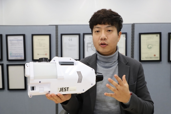 (주)파티클의 최두현 대표가 자사 제품 ‘제스트’에 대해 설명하고 있다.