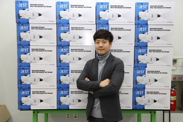 (주)파티클의 최두현 대표가 미국 수출에 성공한 ‘제스트’ 앞에서 포즈를 취하고 있다
