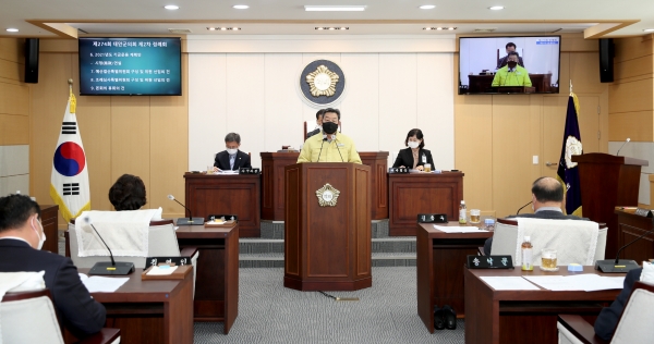 ‘제274회 태안군의회 정례회’에서 시정연설 중인 가세로 군수 모습.