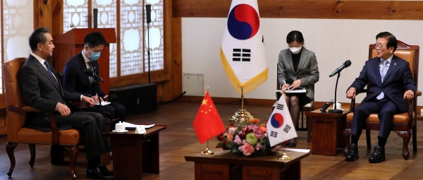 박병석 국회의장은 27일 국회 사랑재에서 왕이 중국 국무위원 겸 외교부장을 만나 남북 문제 등에 대한 환담을 나눴다.