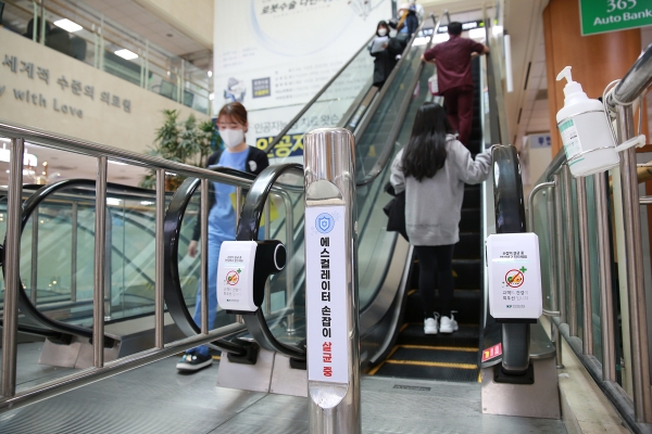 건양대병원 에스컬레이터 손잡이 살균기 설치