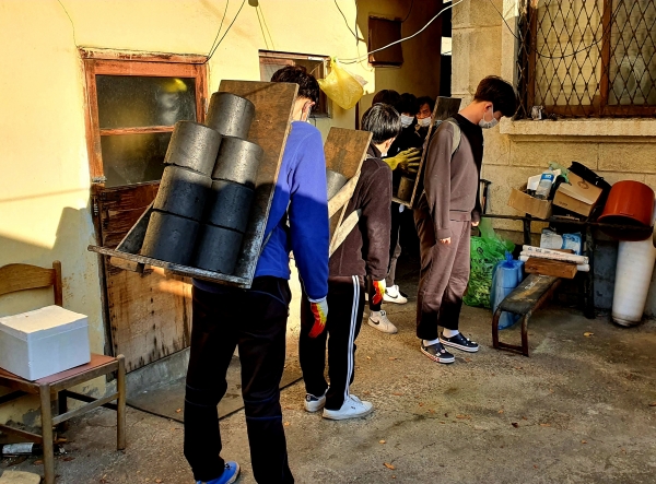 28일 오전 대전 서구 가수원동의 한 마을에서 목원대 교직원 동아리 회원과 재학생 등이 연탄나눔 봉사활동 모습