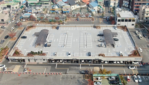 남문공영주차장 2층 주차시설 모습.