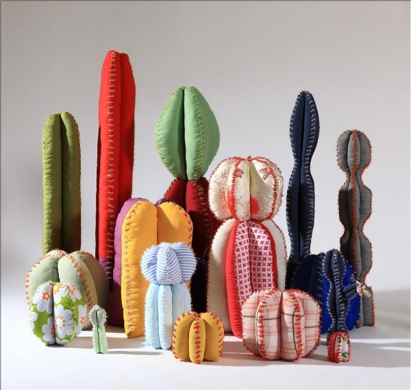 강주연 작 'Hello!!everyone,' 천, 혼합재료, 가변설치