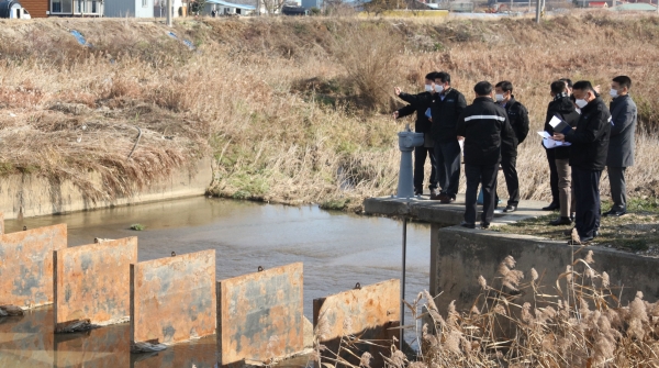 지난달 30일 서산시의회 산업건설위원회(위원장 안효돈)는 소속 의원들은 양대동 소재 취입보 재설치 사업현장을 찾아 현상 상황을 직접 점검했다.
