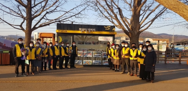 아산시 행복키움추진단원들이 나눔 문화 확산 홍보 캠페인을 실시한 후 은행나무길 정류장갤러리 앞에서 단체사진을 찍고 있다.