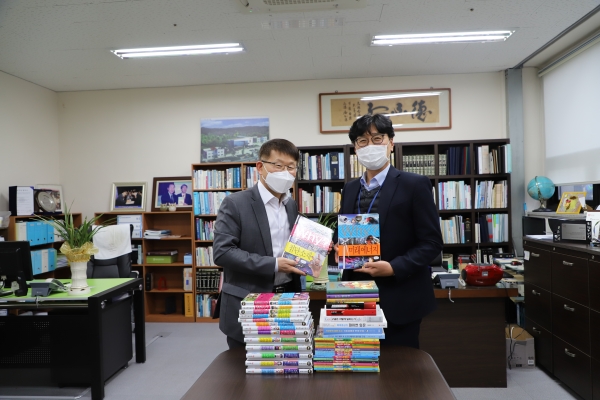 지난 1일, 대전 유성구에 위치한 아동복지시설 천양원에서 도서를 기부하고 있다.(왼쪽부터 특구재단 양성광 이사장, 아동복지시설 천양원 이재훈 원장)