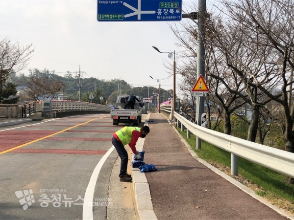 도로에 모래주머니를 놓고있는 모습