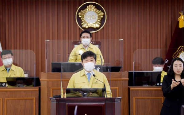 황명선 시장, 제209회 논산시의회 제2차 정례회 시정연설에서 내년도 시정운영 방향 설명하고 있다.