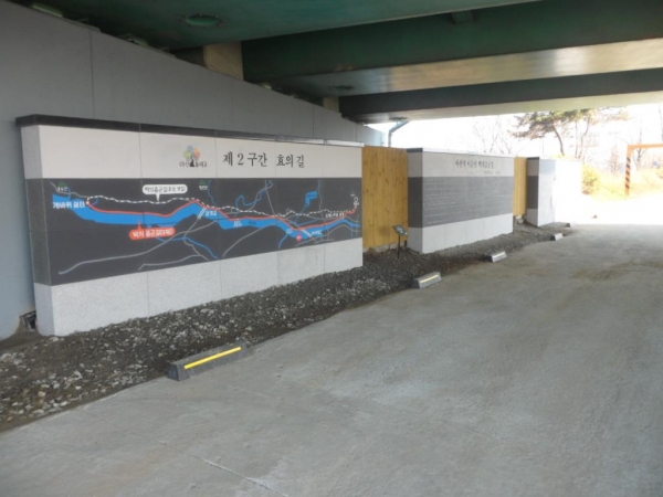 아산대교 하부에 설치된 가벽(레트로 감성 벽화)
