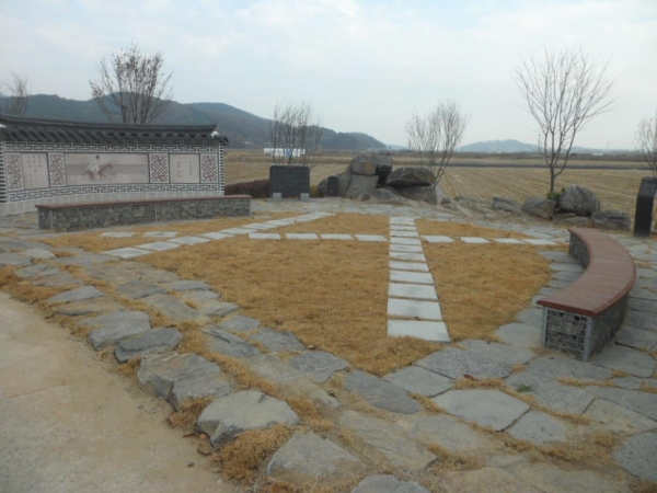 충무공의 정신을 기리고자 정비된 게바위 효쉼터