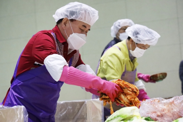 4일 도교육청 다목적강당에서 교육감을 비롯한 직원 30여 명이 참여한 가운데 김장나눔 봉사 실시