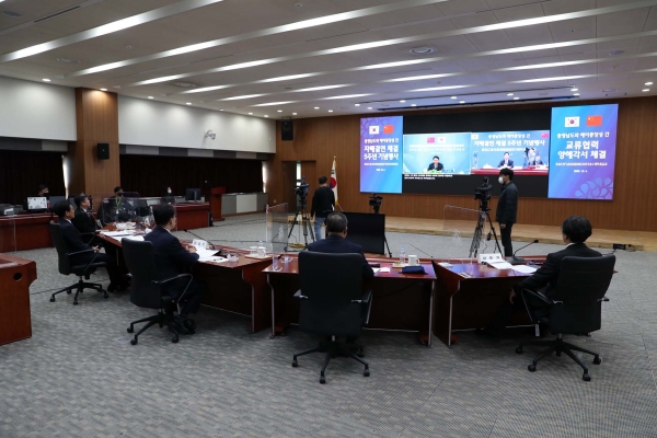 양승조 충남지사는 4일 도청 대회의실에서 온라인 화상연결을 통해 청즈밍 부성장과 협력강화를 골자로 한 양해각서 체결