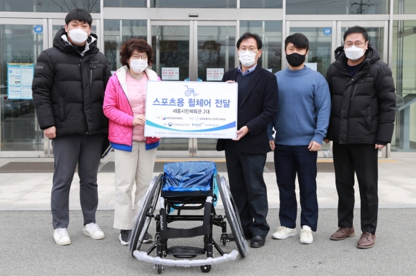 스포츠용 휠체어 전달식.