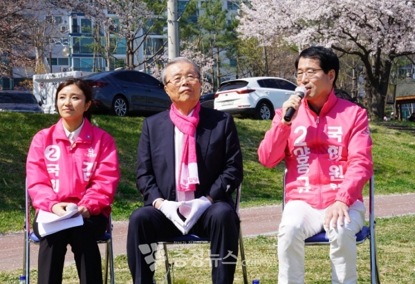 국민의힘(전 미래통합당) 김소연(좌) 대전 유성을 당협위원장과 양홍규(우) 서구을 당협위원장이 지난 21대 총선을 앞두고 김종인(가운데) 당시 총괄선대위원장과 갑천변 벚꽃대담을 진행하는 모습. (충청뉴스 DB)
