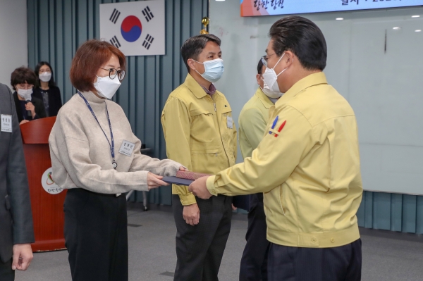 지난 12월 1일 직원만남의 날에서 강경인 주무관이 상장을 전수받고 있다.