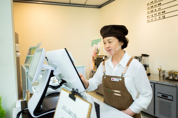 올해 공익형 노인일자리 참여 장면 (카페사업 )