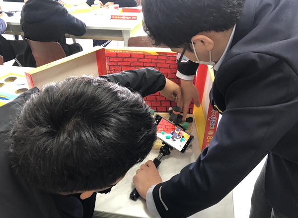 산성도서관 길 위의 인문학 사업 중 스톱모션 애니메이터 모습.