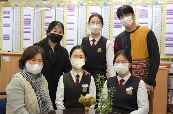 대전여자상업고 합격자 학생 및 교사