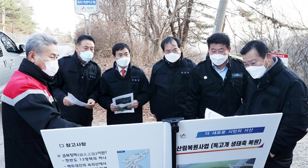 서산시의회 산업건설위원회 산림복원사업 현장방문 모습.