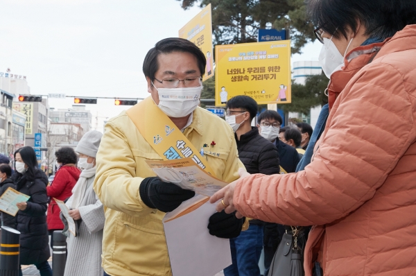 오세현 시장이 전단과 마스크를 배부하며 코로나19 방역수칙 준수를 안내하고 있다