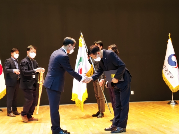 천안시, 2020 공무원노사문화 우수행정기관 대통령 표창 수상 모습