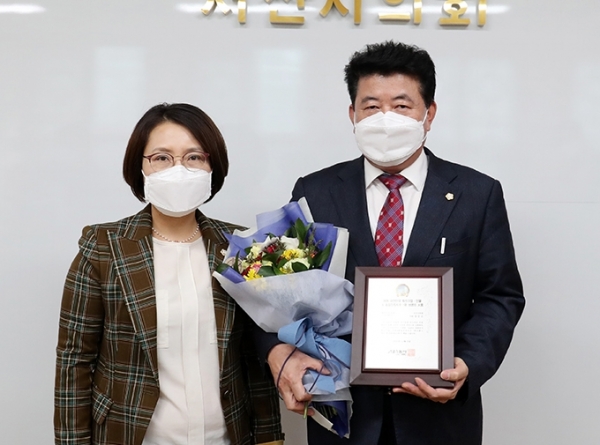 서산시의회 장갑순 의원이 스포츠 동아가 주관하는 2020 대한민국 혁신기업·인물 & 품질만족지수 1위 브랜드 대상에서 혁신리더 부문(의정활동)을 수상했다.