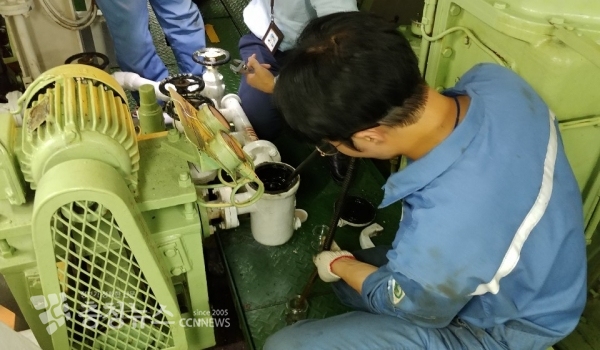 태안해경이 선박 관계자와 함께 선박 연료유 황 함유량 분석 시료를 채취하고 있다. / 출처=태안해양경찰서