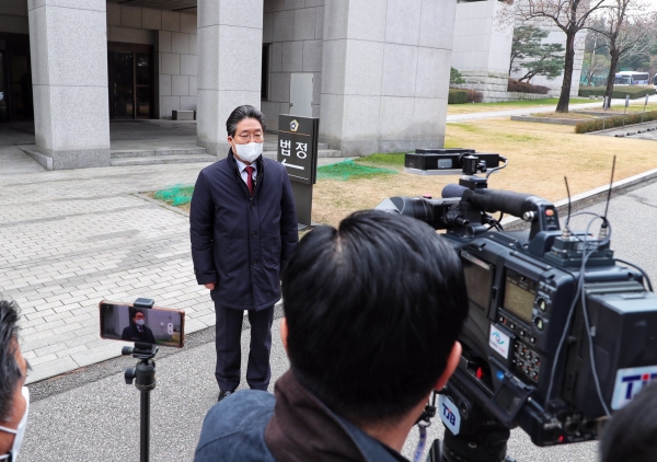 김홍장 당진시장이 대법원 앞에서 변론에 앞서 인터뷰하고 있다