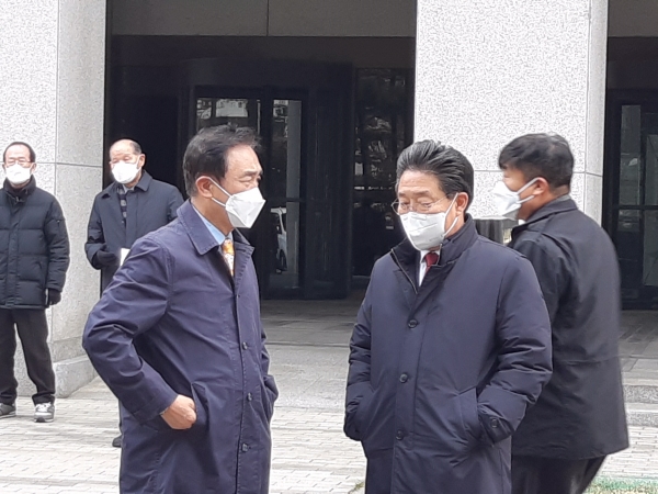 변론에 앞서 정장선 평택시장과 대화하는 김홍장 당진시장